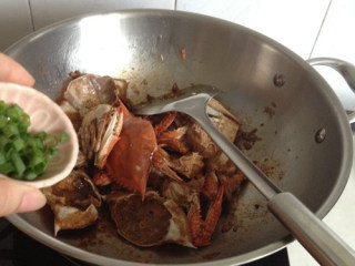 8、四川香辣蟹,最后撒上葱花