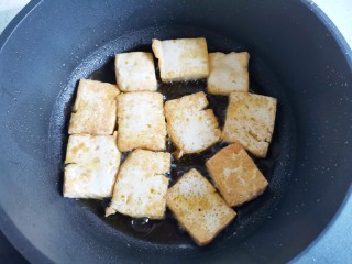 2、白菜炒豆腐,热锅入油，放入豆腐煎至两面金黄盛出。
