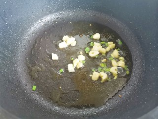 3、白菜炒豆腐,留底油爆香葱蒜，