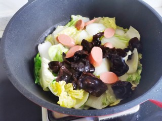 6、白菜炒豆腐,加入木耳火腿，