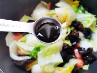 7、白菜炒豆腐,加一小勺老抽，