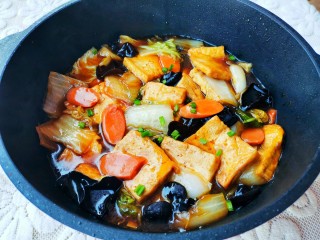 13、白菜炒豆腐,盖上锅盖大火煮开转小火煮至汤汁浓稠，撒葱花。