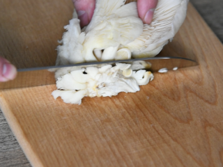 1、纯素版“夫妻肺片”,不容错过的麻辣诱惑!,凤尾菇用水清洗后,切去根部