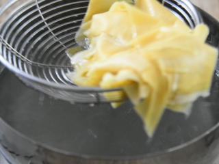 7、纯素版“夫妻肺片”,不容错过的麻辣诱惑!,千张沸水焯60秒捞出