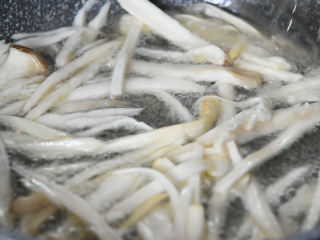 8、纯素版“夫妻肺片”,不容错过的麻辣诱惑!,油烧至七成热,倒入杏鲍菇,煎炸至金黄捞出