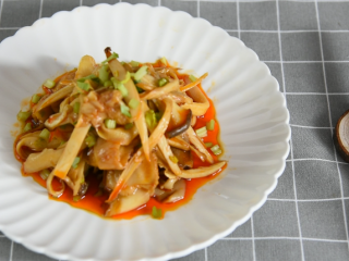 11、纯素版“夫妻肺片”,不容错过的麻辣诱惑!,摆盘后,再撒上少许芹菜末点缀即可