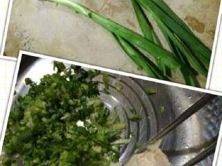 1、酱香拌面,准备青蒜苗，洗干净切小段装盘中，加一块猪油