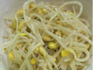 3、酱香拌面,豆芽过水，捞起