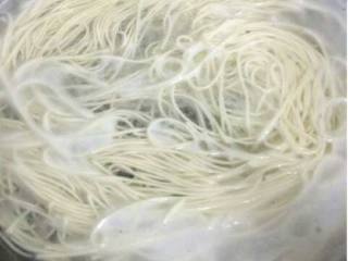 4、酱香拌面,面条下锅煮熟