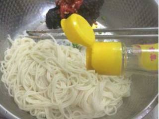 5、酱香拌面,面条捞起，倒点麻油快速搅拌