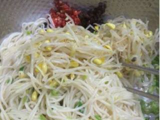 6、酱香拌面,倒入豆芽