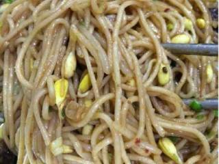 7、酱香拌面,继续不停的搅拌上色