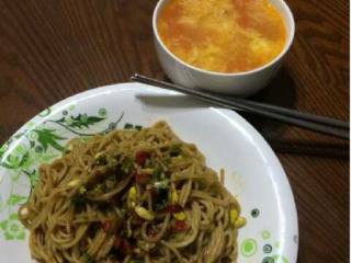 8、酱香拌面,装盘即可吃了，再来一碗西红柿汤