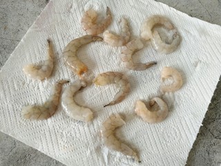 3、中餐厅~豌豆炒虾仁,剥好的虾仁，可以用厨房纸吸一下多余的水分