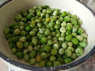 5、中餐厅~豌豆炒虾仁,直接用速冻豌豆会更方便些