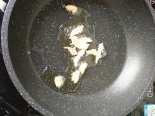 6、中餐厅~豌豆炒虾仁,首先来制作虾汤：锅留少许油，加姜片炒香