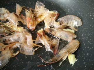 7、中餐厅~豌豆炒虾仁,把剥好的大虾放进去炒，最好把虾脑都给挤压出来