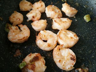 11、中餐厅~豌豆炒虾仁,虾仁炒到图中状态，缩成了虾球，颜色也红了，就直接盛出备用
