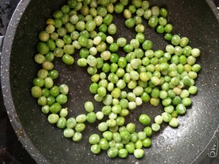 12、中餐厅~豌豆炒虾仁,锅底加少许油，把速冻豌豆放进锅里炒一下