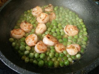 13、中餐厅~豌豆炒虾仁,把之前的虾汤放进去一起煮，大约一分钟后，放入虾仁