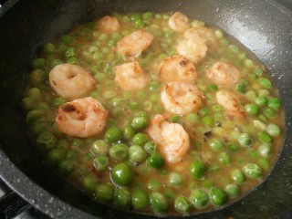 14、中餐厅~豌豆炒虾仁,加少许胡椒粉和盐调一下，味道就可以了！