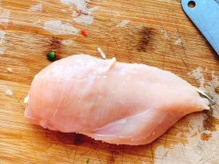 3、能吃两碗饭的下饭菜-宫保鸡丁,准备一块鸡胸肉。