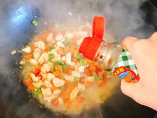 11、能吃两碗饭的下饭菜-宫保鸡丁,倒入3勺酱油、2勺蚝油。