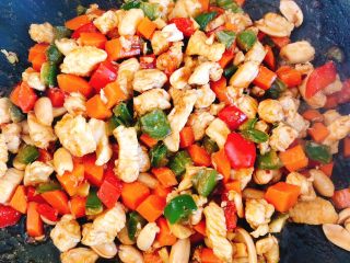 17、能吃两碗饭的下饭菜-宫保鸡丁,翻炒收汁后即可出锅。