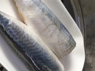 2、爆炒鲅鱼,把头去掉洗净，放蒸锅蒸熟