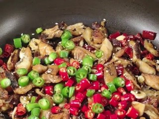 6、爆炒鲅鱼,再加生抽，盐，鸡精，白糖，青红椒圈再翻炒