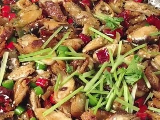 7、爆炒鲅鱼,出锅前撒上白芝麻，香菜即可