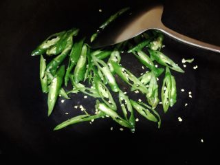 2、爆炒腰花,四川喜欢先蒋辣椒炒一下，炒至焦香味