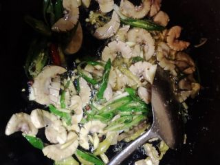 3、爆炒腰花,下锅炒一下