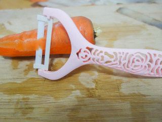 2、荷塘月色--缤纷蔬菜炒藕片,3、	胡萝卜削皮