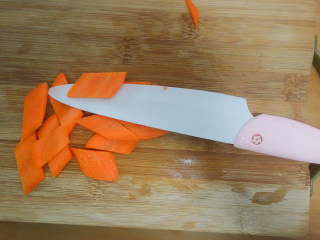 3、荷塘月色--缤纷蔬菜炒藕片,4、	胡萝卜切成菱形块备用