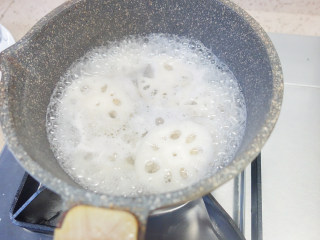 6、荷塘月色--缤纷蔬菜炒藕片,7、	将藕用水煮一下捞出备用