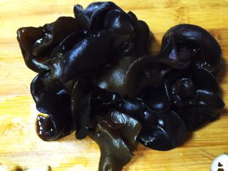 1、木耳腐竹炒白菜,黑木耳泡发，洗净沥干水分
