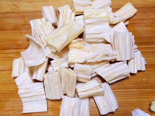 2、木耳腐竹炒白菜,腐竹用水泡发，切段