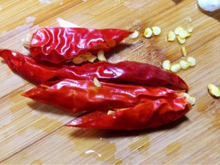 4、木耳腐竹炒白菜,干红辣椒剪开