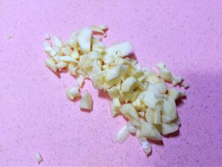 5、木耳腐竹炒白菜,大蒜切碎