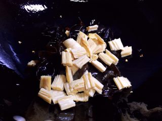 7、木耳腐竹炒白菜,放入黑木耳和腐竹翻炒片刻