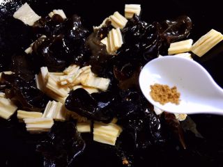 8、木耳腐竹炒白菜,放入五香粉