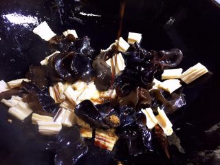 9、木耳腐竹炒白菜,放入生抽翻炒片刻