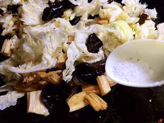 11、木耳腐竹炒白菜,放盐调味，继续炒片刻