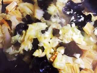 12、木耳腐竹炒白菜,放入大蒜末，炒匀出锅