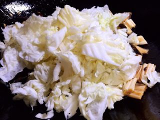 10、木耳腐竹炒白菜,放入白菜继续翻炒2-3分钟