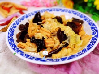 13、木耳腐竹炒白菜,装盘食用