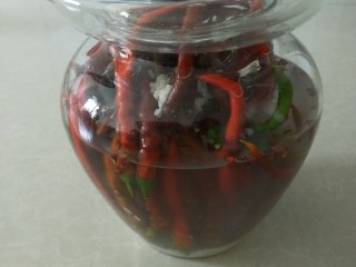 4、鱼泡辣子,把辣椒，花椒，醪糟，高度白酒，冷开水倒进去