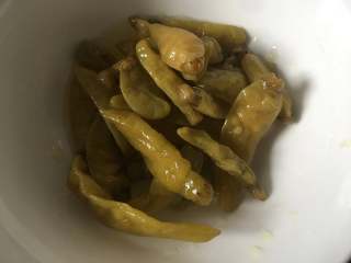 1、泡椒春笋,准备泡椒半碗