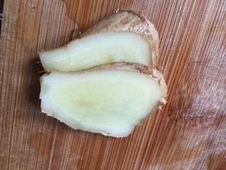 2、泡椒春笋,生姜切2片